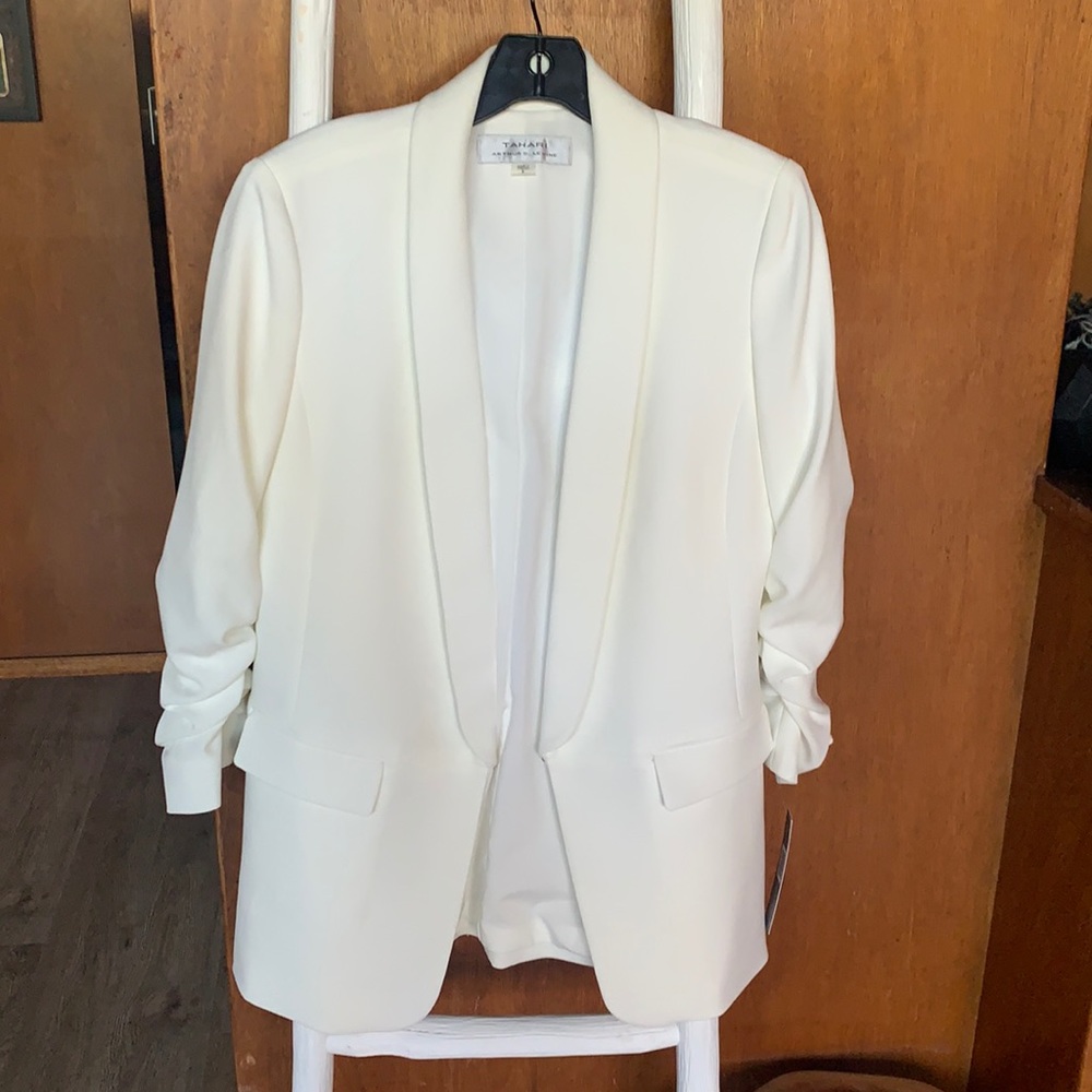 Tahari 3/4 sleeve white blazer size 6
